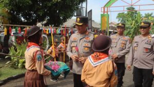 Jumat Berkah, Kapolres Probolinggo Berbagi Makanan Bergizi Untuk Siswa Sekolah Dasar