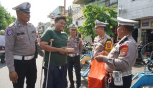 Jumat Berkah Polres Probolinggo Kota Berbagi Ratusan Nasi Bungkus di Pasar Baru