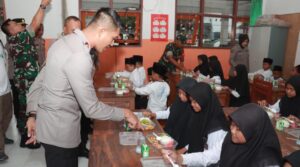 Sukseskan Asta Cita Kapolres Jember Bagikan Makanan Bergizi untuk Siswa SD