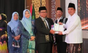 Aula MAN 2 Banyuwangi Saksi Penghargaan “Kemangi Award” 2025, Dr. Chaironi Hidayat Tekankan Pentingnya Zona Integritas