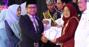 Kepala MTsN 8 Banyuwangi Raih Dua Penghargaan di Kemangi Award 2025