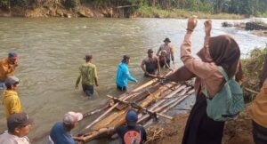 Polisi dan Warga Bantu Seberangkan Anak Sekolah di Jember Gunakan Bambu Rakit Akibat Jembatan Putus