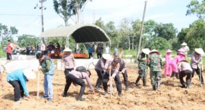Gelorakan Swasembada Pangan Wakapolres Pamekasan Pimpin Penanaman Jagung di Pagantenan