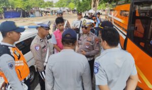 Tingkatkan Keselamatan Polres Gresik Bersama Jasa Raharja dan Dishub Gelar Ramp Check Bus Pariwisata