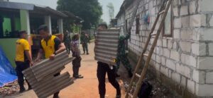 Sinergitas, Polisi dan TNI Bantu Perbaiki Rumah Terdampak Ledakan di Puri Mojokerto