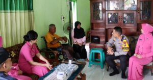 Wujudkan Kepedulian dan Dukungan Moril; Kapolresta Banyuwangi dan Bhayangkari Sambangi Anggota yang Sedang Sakit