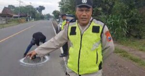 Respon Curhatan Warga, Polres Ngawi Tandai Jalan Berlubang Untuk Keselamatan Lalulintas
