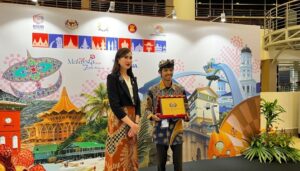 Desa Wisata Adat Osing Kemiren Raih Penghargaan Internasional The 5th ASEAN Homestay Award