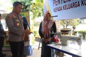 Dukung Pemulihan Ekonomi, Polres Malang Beri Modal Usaha Untuk Keluarga Korban Kanjuruhan