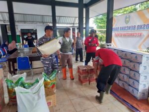 Prajurit Lanal Banyuwangi Bergerak Cepat Bantu Korban Banjir di Situbondo