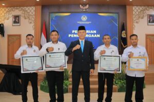 Gagalkan Penyelundupan Handphone, Kasi Admin Kamtib Lapas Banyuwangi Diganjar Penghargaan oleh Kakanwil Ditjenpas Jatim