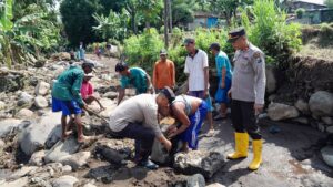 Kompak, Polisi dan TNI bersama Warga Pasang Bronjong Antisipasi Banjir Susulan di Situbondo