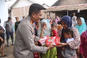 Kapolres Probolinggo bersama Bupati Terpilih Beri Bantuan Sembako untuk Warga Terdampak Banjir Bandang