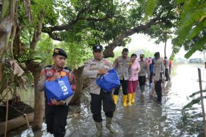 Polres Situbondo dan Bhayangkari Salurkan Bantuan kepada Warga Terdampak Banjir