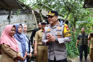 Wujud Kepedulian dan Dukungan Moral; Kapolresta Banyuwangi bersama Forkopimda Salurkan Bantuan kepada Warga Terdampak Bencana Hidrometeorologi