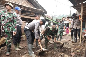 Polres Bondowoso bersama Forkopimda Gelar Baksos Salurkan Bantuan Pasca Banjir Bandang