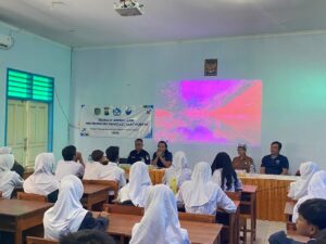 KJJT dan Polresta Banyuwangi Sosialisasikan Edukasi Jurnalistik dan Kesadaran Hukum di SMPN 2 Kalipuro