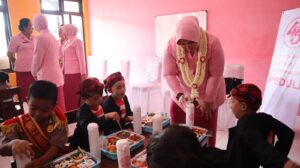 Ketua YKB Jatim Berbagi Makan Bergizi di TK Kemala Bhayangkari 81 Sumenep