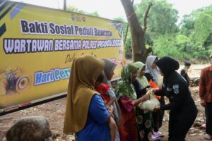 Peringati HPN 2025, Wartawan Bersama Polres Probolinggo Beri Bantuan Warga yang Terisolir Akibat Banjir