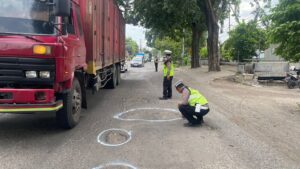 Operasi Keselamatan Semeru 2025 Polisi Beri Tanda Jalan Berlubang di Sidoarjo