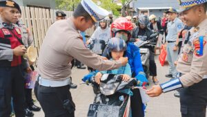 Polres Kediri Kota Beri Hadiah Helm SNI untuk Pengendara Roda Dua di Ops Keselamatan Semeru 2025