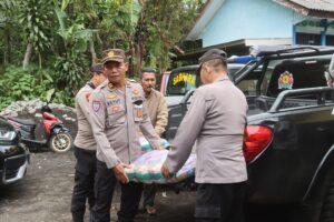 Polres Probolinggo Salurkan Bantuan Untuk Warga yang Rumahnya Rusak Akibat Bencana Alam