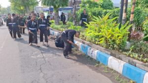 Kompak, Polres Pasuruan Kota Bersih – bersih Sampah Bersama Ratusan Pesilat dari Berbagai Perguruan
