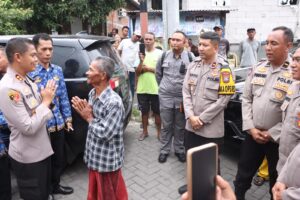 Polisi Peduli, Kapolres Gresik Lepas Rantai ODGJ dan Bantu Pengobatan