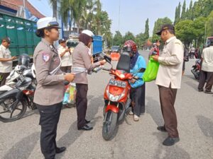Keselamatan Semeru 2025 Polres Madiun Beri Helm dan Souvenir bagi Pengendara Tertib