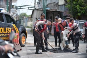 Harkamtibmas, Polres Situbondo Patroli Sambil Tambal Jalan Berlubang