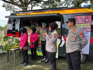 Mayur Kamtibmas Polresta Banyuwangi Berbagi Sayur di RTH Singojuruh