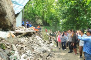 Polres Ponorogo bersama Forkopimda Tinjau Lokasi Longsor di Slahung
