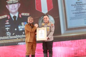 Polda Jatim Terima Penghargaan ‘Hakaryo Guno Mamayu Bawono’ dari Pemkot Batu