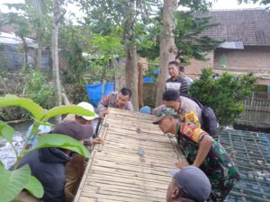 Polresta Banyuwangi Polsek Singojuruh Serahkan Keramba Ikan Dukung Program Ketahanan Pangan