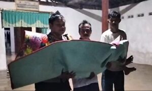 Sinergitas Polisi dan TNI Evakuasi Warga Terdampak Banjir di Kota Mojokerto