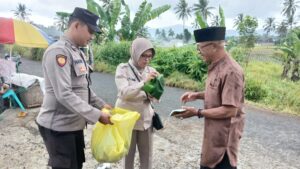 Kapolsek Kalibaru Berbagi Bunga kepada Warga Menjelang Ramadhan