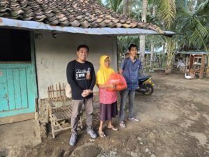 Komunitas Pendukung Ipuk (KPI) Banyuwangi, Tanggap atas Keluhan Masyarakat dengan Bantu Sembako untuk Warga Kurang Mampu