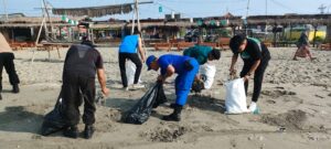 Refleksi HSN Polisi dan Mahasiswa UIM Bersihkan Sampah di Dermaga Branta Pesisir Pamekasan