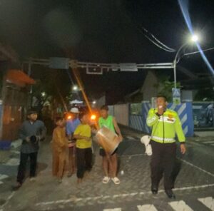 Polres Pasuruan Dampingi Warga Patrol Sahur Cegah Tawuran