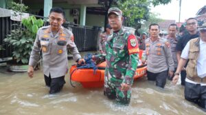 Polri-TNI Bagikan Makanan ke Warga Terdampak Banjir di Sawangan, Depok