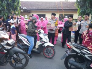 Polresta Banyuwangi dan Bhayangkari Berbagi Takjil