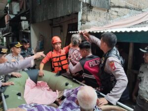 Polisi Evakuasi Lansia Korban Terdampak Banjir di Cengkareng
