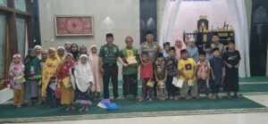 Kapolsek Pesanggaran Berikan Bantuan Al-Quran di Masjid Nurul Islam