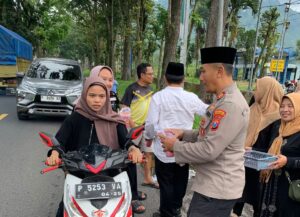 Polsek Kalibaru Gelar Patrol Bazar Ramadhan dan Pembagian Takjil