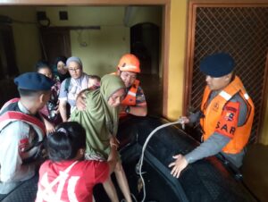 Tim SAR Korbrimob Polri Gerak Cepat Evakuasi Korban Banjir di Jakarta Timur