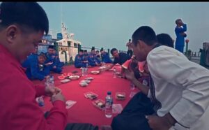 Momen Ditpolairud Polda Jatim Buka Puasa dan Tarawih Bareng ABK di Tengah Perairan Surabaya