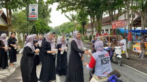 Polsek Purwoharjo Polresta Banyuwangi, Bagikan Takjil kepada Masyarakat di Bulan Suci Ramadhan