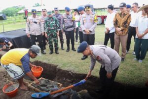 Kapolresta Banyuwangi Letakan Batu Pertama Pembangunan Gedung Aula Brimob Kompi 4 Batalyon B Pelopor Sat Brimoda Jawa Timur