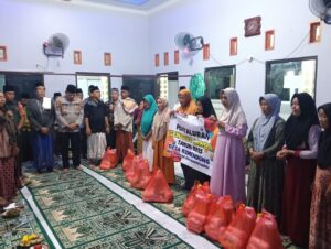 Safari Ramadhan: Persit Kartika Chandra Kirana Ranting 18 Koramil 17 Muncar Gelar Bagi Takjil dan Buka Bersama