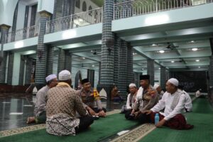 Kapolresta Banyuwangi Laksanakan Sholat Tarawih dan Tadarus Bersama Masyarakat di Masjid Agung Baiturrahman